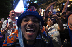 Locura desatada en las calles de Nueva York con el anillo de los Knicks.