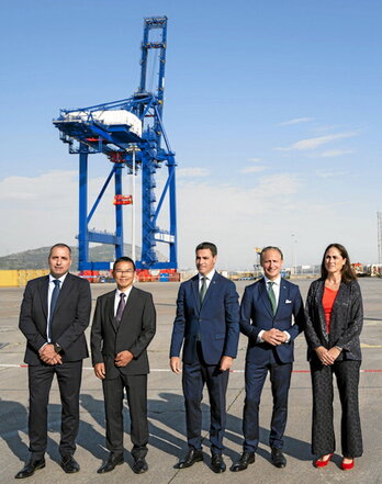 Representantes institucionales y empresariales, en la inauguración de la grúa.