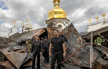 Volodimir Zelenski, durante su visita ayer la Catedral de la Dormición ayer.