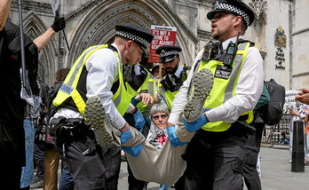 La Policía desaloja a los manifestantes concentrados ayer en las inmediaciones de los Reales Tribunales de Justicia en Londres.