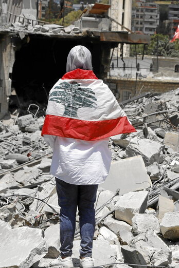 Una mujer, entre ruinas en Nabatiye.