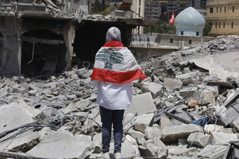Una mujer, entre ruinas en Nabatiye.