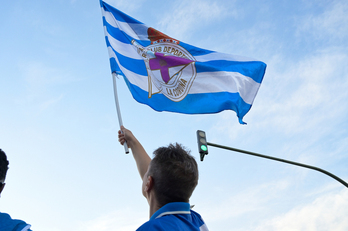 Un aficionado con una bandera con la denominación actual, en las celebraciones del reciente ascenso.