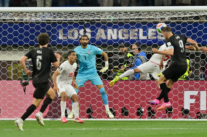 Woods, asistente en los dos goles de su equipo, cabecea a portería.