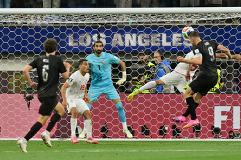Woods, asistente en los dos goles de su equipo, cabecea a portería en el partido del Mundial entre Irán y Nueva Zelanda.