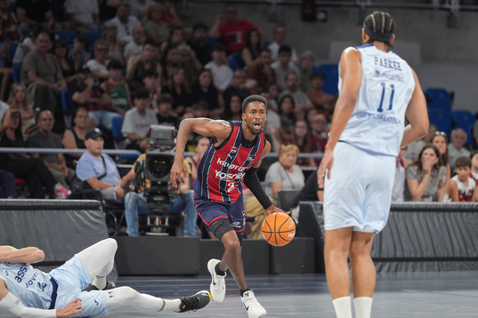 Simmons ha renovado con el Baskonia tras su buena temporada.