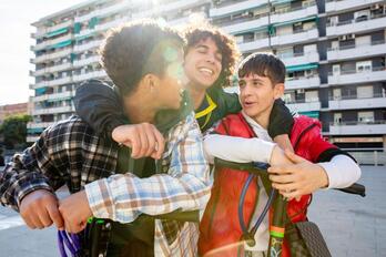 Trio protagonista de la película 'Hermanos'