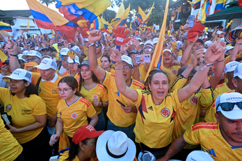 Seguidores de la Abelardo de la Espriella, en un acto político vestidos con la camiseta de fútbol de Colombia. 