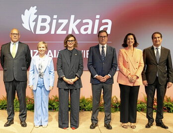 La diputada general de Bizkaia, junto al presidente de la CEOE, ayer en Madrid.