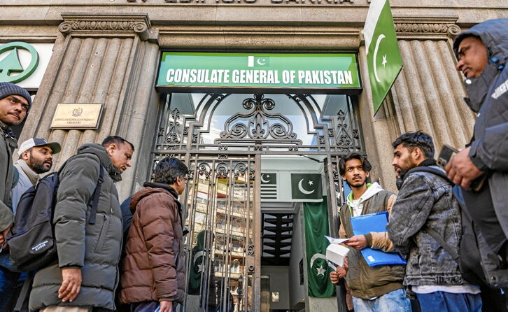 Solicitantes hacen cola ante el consulado general de Pakistán en Barcelona.