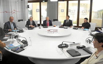 Friedrich Merz, Keir Starmer, Donald Trump, Emmanuel Macron, Volodimir Zelenski eta Sanae Takaichi, G7 gailurreko bilera batean.