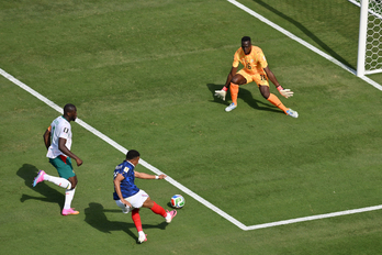 Mbappé marca a Mendy en el partido del Mundial entre Francia y Senegal.