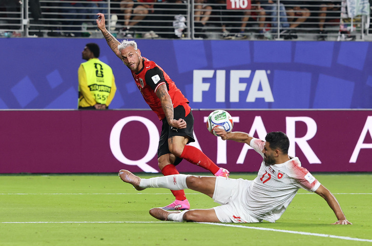 Arnautovic fuerza el penalti de Obaid en el partido del Mundial entre Austria y Jordania.