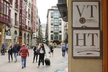 Distintivos de alojamientos turísticos en el Casco Viejo bilbaino.