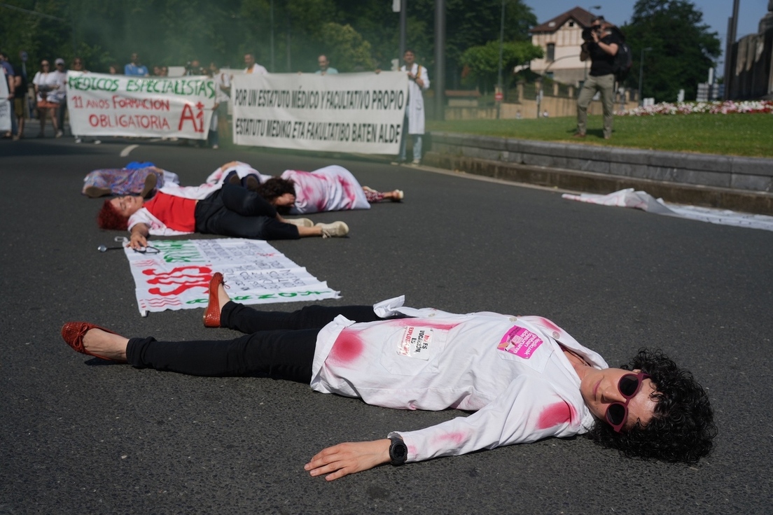 Los manifestantes han escenificado la «muerte» de Osakidetza.