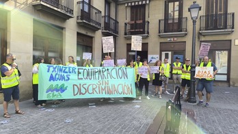 Concentración de trabajadores de Txinzer antes de encerrarse en las oficinas de atención al público de Servicios de Txingudi.  