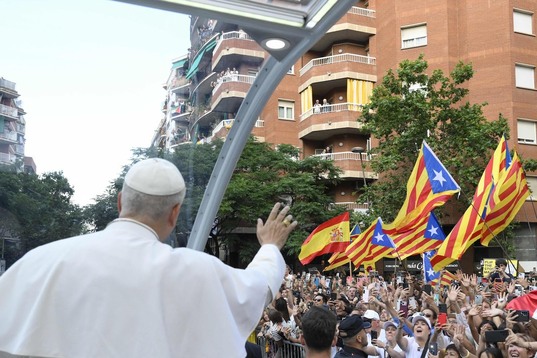 Banderas esteladas durante la visita del papa León XIV a Barcelona. 