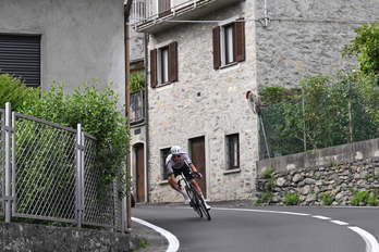 Tadej Pogacar, durante su escapada en la primera etapa del Tour de Suiza.
