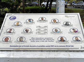 Placa conmemorativa con los fallecidos en Siloé durante el estallido en Cali. A la derecha, Laura Guerrero muestra una imagen de su hijo durante el estallido social de 2021.