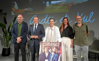 Filmaren zaharberritzearen aurkezpena, Ana Diez zinemagileak kartela eskuetan duela.
