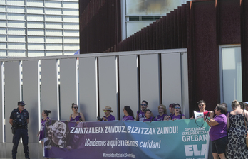 Grebalariek elkarretaratzea Batzar Nagusien kanpoaldean.