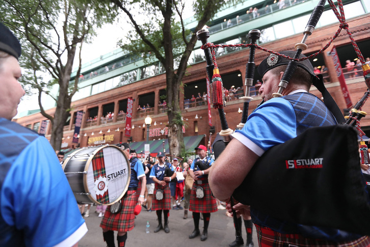 Aficionados escoceses de Tartan Army tocan la gaita por las calles de Boston vestidos con las tradicionales boinas y faldas escocesas.