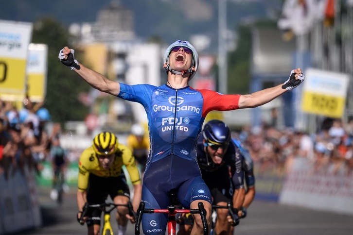 Romain Gregoire, eufórico tras hacer buena la fuga que llegó a Locarno.
