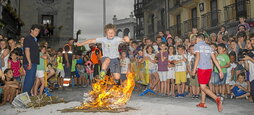 San Joan bezperan, sutan erretzen dira txarrak, ziklo bat amaitu eta berriari ongietorri egiteko.