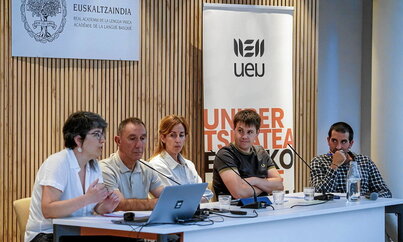 Ezkerretik hasita, Karmele Artetxe, Xabier Arregi, Eider Goikolea, Haritz Garmendia eta Jon Mentxakatorre, UEUren Udako Ikastaroetan.