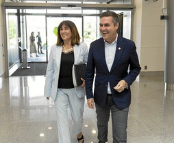 Amaia Barredo, junto a Mikel Jauregi en el Parque Tecnológico de Araba, en Miñao.