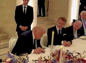 Donald Trump firma el memorando junto al presidente francés, Emmanuel Macron, en el palacio de Versalles.
