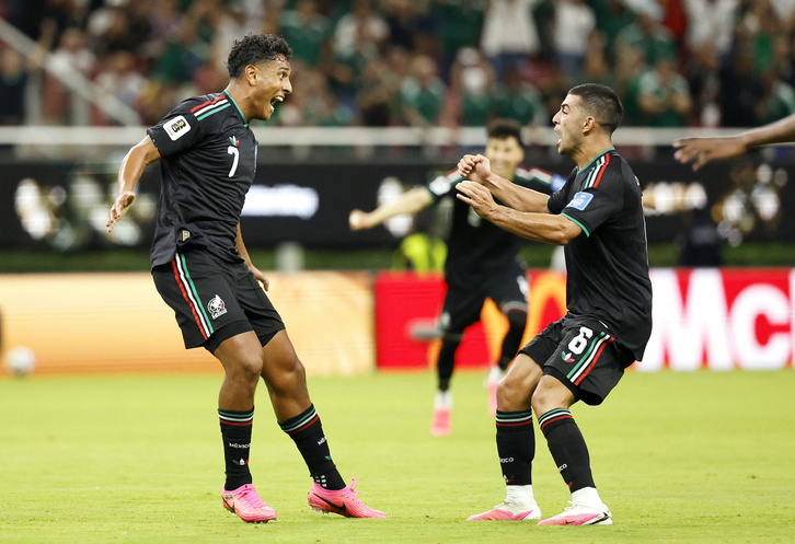 Luis Romo y Erik Lira celebran el gol que enviaba a México a dieciseisavos.