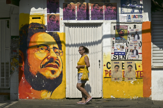 Mural de Iván Cepeda, candidato presidencial del Pacto Histórico en una calle de Cali.