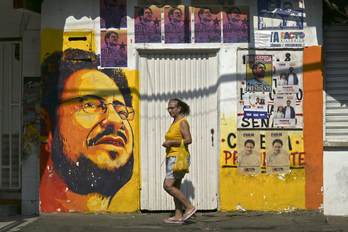Mural de Iván Cepeda, candidato presidencial del Pacto Histórico en una calle de Cali.