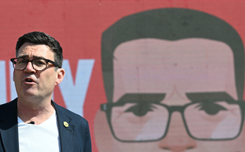 Andy Burnham durnate un mítin previo a las elecciones