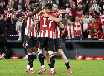 Yuri celebrando un gol con De Marcos en Europa League.