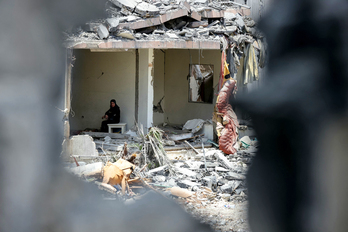 Una mujer está sentada entre los escombros de su casa destruida en la localidad de Toul, al sur de Líbano, el 18 de junio de 2026.