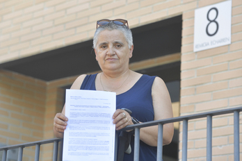Marta Varela con la carta en la que Catella le informa de su intención de deshauciarla.