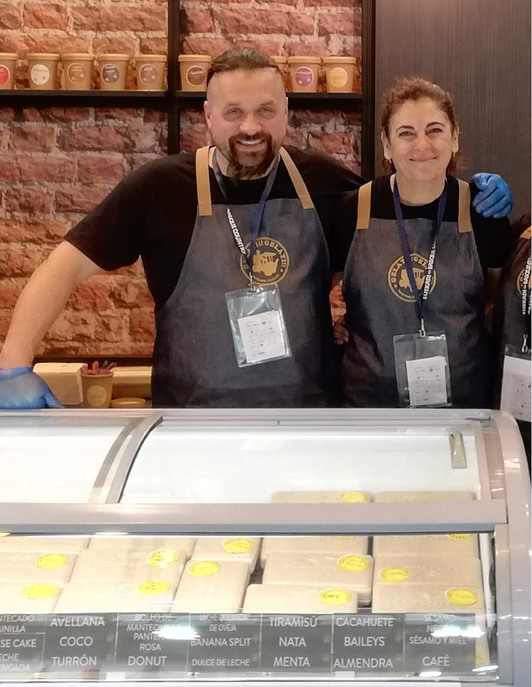 Diego Gugliemi y Beatriz López muestran sus productos en una feria alimentaria.