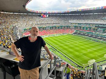 Andrés Burgo, en el estadio Azteca para presenciar el Colombia-Uzbekistán del Mundial.