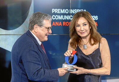 Francisco Marhuenda (“La Razón”) entrega un premio a Ana Rosa Quintana. Arriba, Alberto Núñez Feijóo charlando con Pedro J. Ramírez (“El Español”) y, bajo estos, Isabel Díaz Ayuso y el director de “The Objective”, Álvaro Nieto.