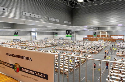 Aspirantes, en uno de los pabellones del BEC antes de empezar el examen.