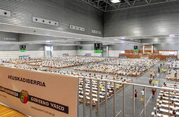 Aspirantes, en uno de los pabellones del BEC antes de empezar el examen.