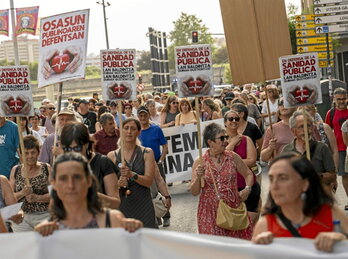La manifestación recorrió las calles de Iruñea hasta la plaza del Ayuntamiento.