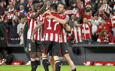 De Marcos felicita a Yuri Berchiche por un gol en la Europa League.