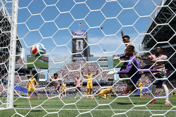 Freeman cabecea el 2-0 en el partido entre Estados Unidos y Australia.