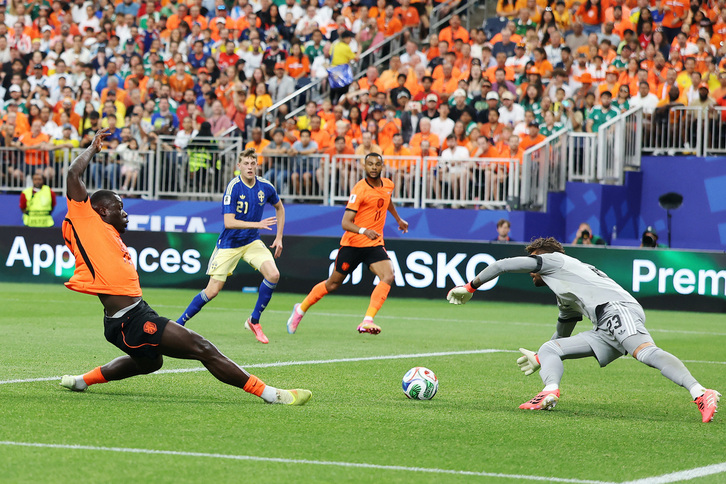 Nordfelt intenta evitar el segundo gol de Brobbey.