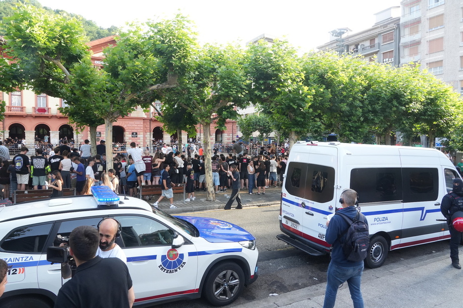 Despliegue policial y presencia de medios en la sokamuturra. Despliegue policial y presencia de medios en la sokamuturra.