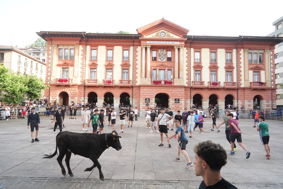 La decisión de retomar la sokamuturra ha generado división en Eibar. La decisión de retomar la sokamuturra ha generado división en Eibar.