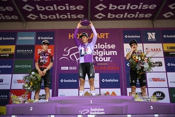 Jasper Philipsen y Jenno Berckmoes han hecho valer las bonificaciones para superar a Aranburu.
